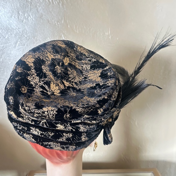 EYECATCHING DESIGNER 1960s\' BROCADE RETRO 1920s\' HAT + BLACK FEATHERS main image 10